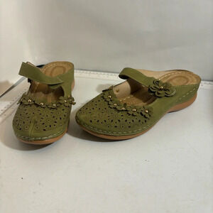 🛍️3/$30 BNWOT women’s slip on  green mule in about a‎ size 9